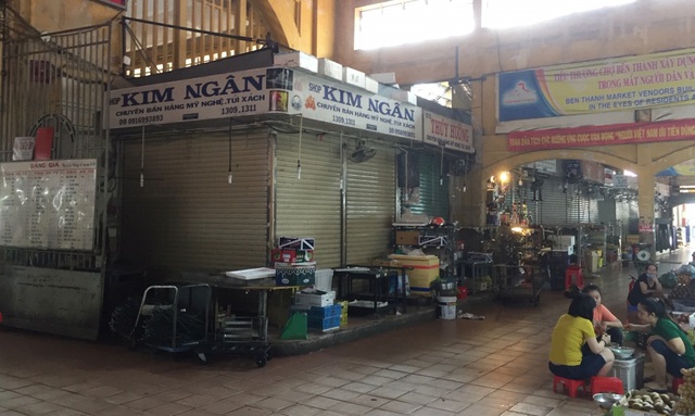 Hàng loạt quầy, sạp tại chợ Bến Thành vẫn “cửa đóng, then cài” vì ế khách - 18