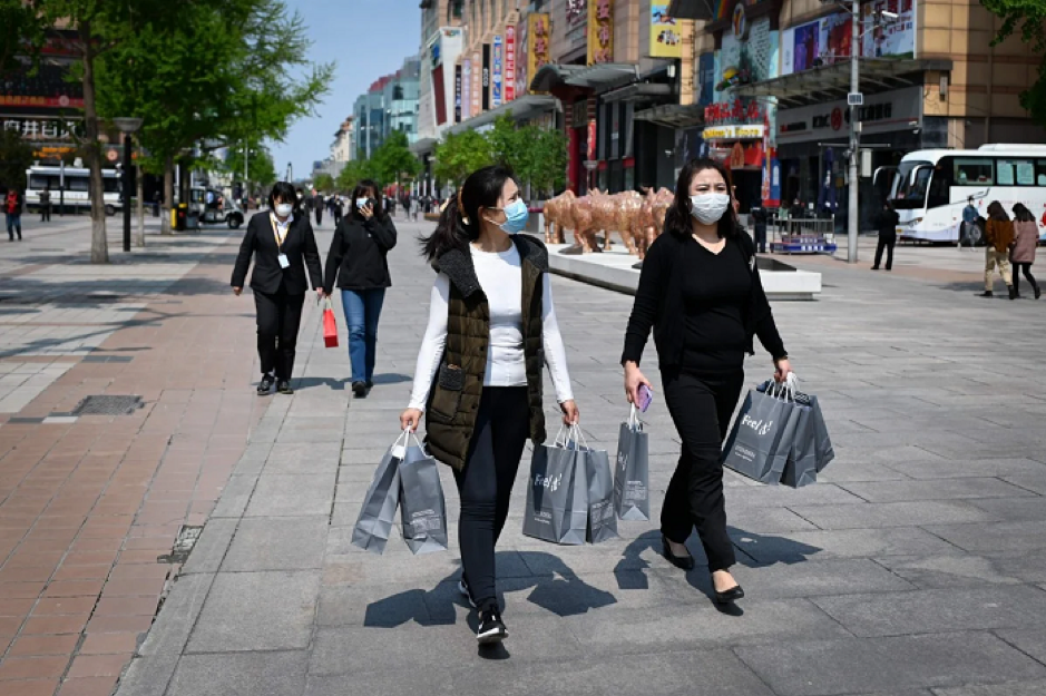 Vẫn còn sợ dịch bệnh, người tiêu dùng Trung Quốc “dè dặt” chi tiêu