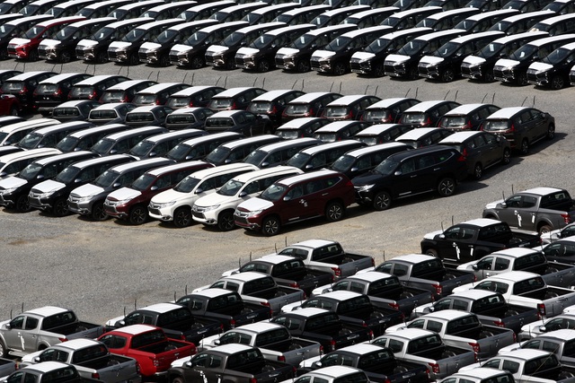 Nhập khẩu ô tô giảm, giá trị xe nhập tăng
