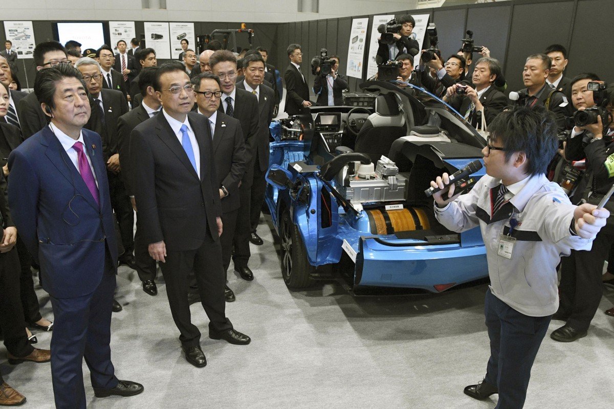 Chinese Premier Li Keqiang and Japanese Prime Minister Shinzo Abe (left) visit a Toyota Motor group factory in Tomakomai on Japan's northernmost main island of Hokkaido in May 2018. Photo: Kyodo
