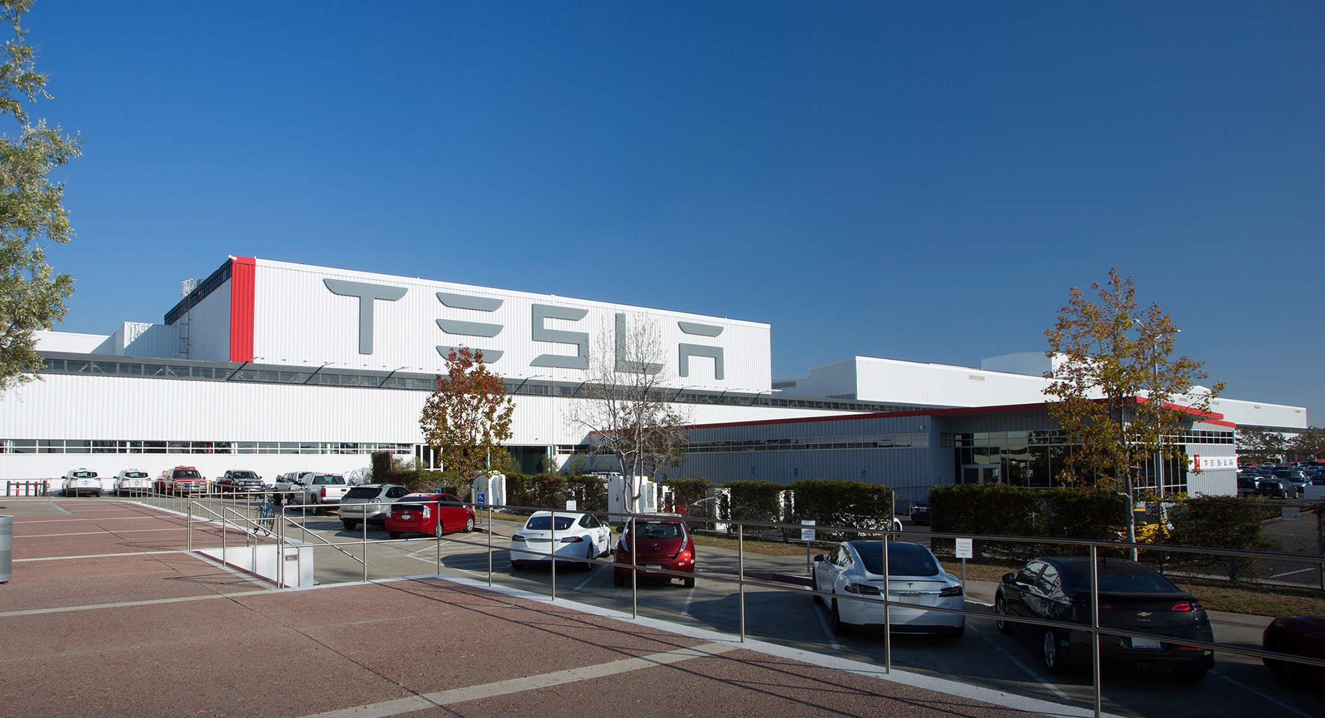 Tesla doạ chuyển nhà máy khỏi bang California nếu không nới lỏng phong toả
