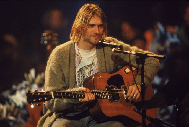 Cây guitar của huyền thoại âm nhạc Kurt Cobain có giá 1 triệu USD - 1