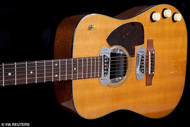 Cây guitar của huyền thoại âm nhạc Kurt Cobain có giá 1 triệu USD - 4
