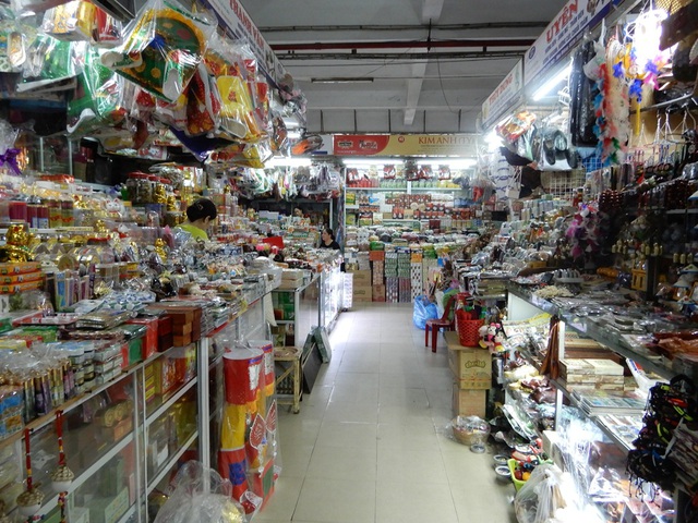Chợ Hàn vẫn vắng bóng du khách, nhiều sạp hàng còn “cửa đóng then cài” - 1