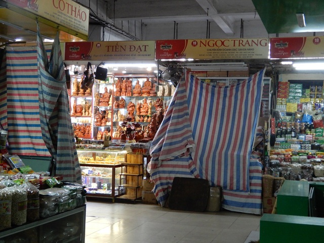 Chợ Hàn vẫn vắng bóng du khách, nhiều sạp hàng còn “cửa đóng then cài” - 3