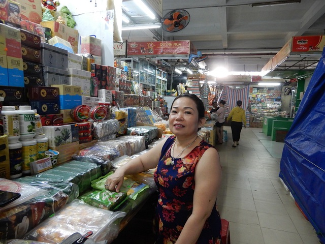 Chợ Hàn vẫn vắng bóng du khách, nhiều sạp hàng còn “cửa đóng then cài” - 4