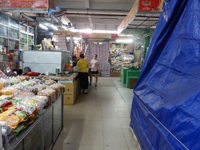 Chợ Hàn vẫn vắng bóng du khách, nhiều sạp hàng còn “cửa đóng then cài” - 5