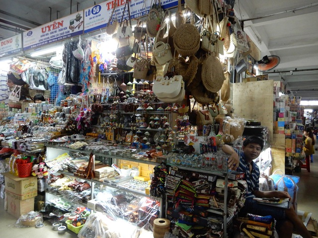 Chợ Hàn vẫn vắng bóng du khách, nhiều sạp hàng còn “cửa đóng then cài” - 7
