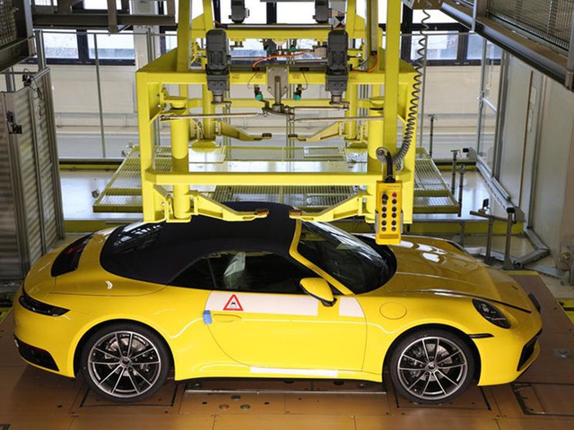 Khách hàng có thể xem Porsche sản xuất xe mình đặt mua qua điện thoại - 3