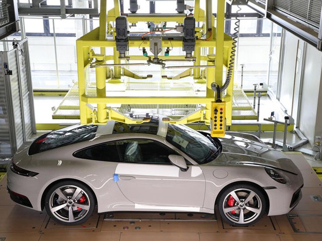 Khách hàng có thể xem Porsche sản xuất xe mình đặt mua qua điện thoại - 5