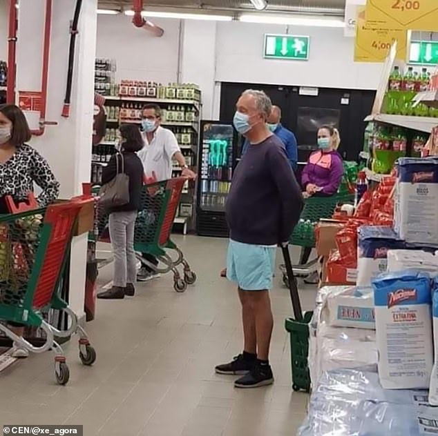 Tổng thống Bồ Đào Nha xếp hàng trong siêu thị