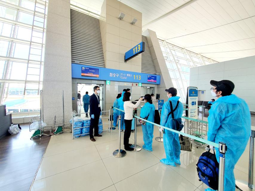 Chuyến bay đầu tiên đón hơn 300 người Việt tại vùng dịch Hàn Quốc về nước