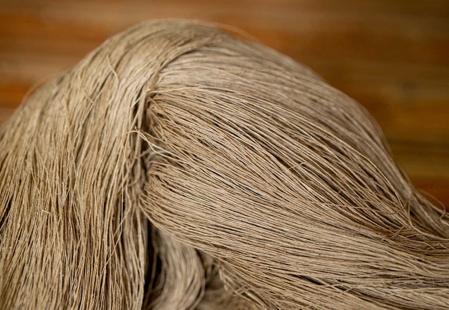 Người phụ nữ khiến sen nhả ra ngọc dệt thành khăn giá 10 triệu đồng/chiếc - 11