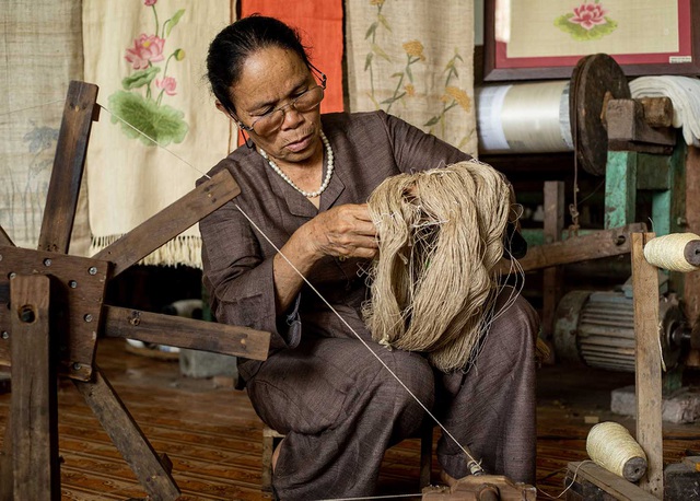 Người phụ nữ khiến sen nhả ra ngọc dệt thành khăn giá 10 triệu đồng/chiếc - 13
