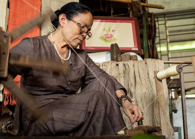 Người phụ nữ khiến sen nhả ra ngọc dệt thành khăn giá 10 triệu đồng/chiếc - 14