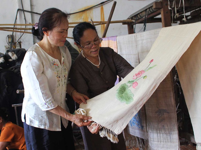 Người phụ nữ khiến sen nhả ra ngọc dệt thành khăn giá 10 triệu đồng/chiếc - 15
