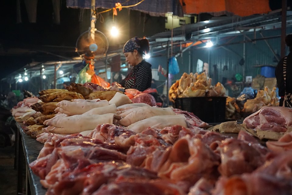 Thịt lợn siêu thị 300 nghìn đồng/kg, mua online giá chưa tới một nửa