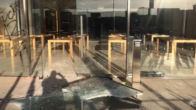 Nhiều cửa hàng Apple Store bị người biểu tình đập phá, “hôi của” - 1