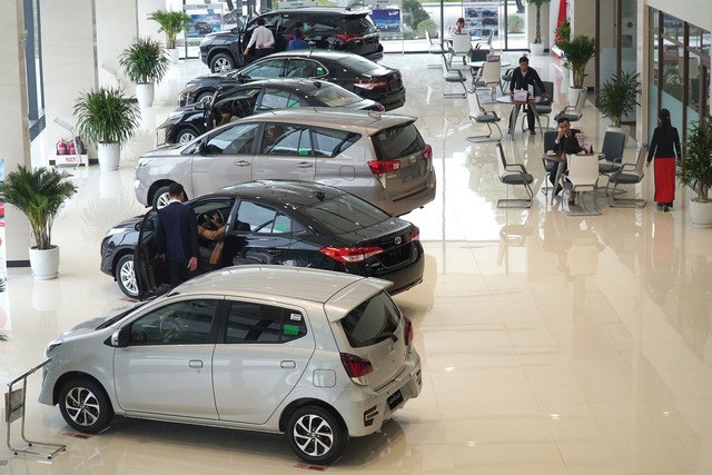 Người mua ô tô vỡ mộng vì chờ lệ phí trước bạ giảm 50% - 2