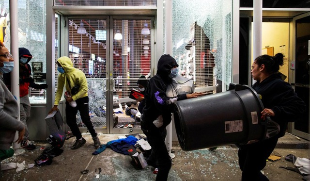 Chủ cửa hàng khóc ròng vì nạn cướp phá, hôi của trong biểu tình ở Mỹ - 1