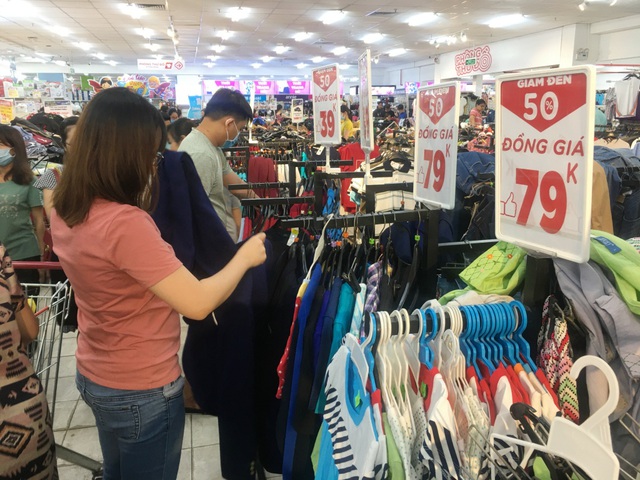 Người dân “săn” quần áo siêu rẻ tại BigC Miền Đông trước ngày đóng cửa - 1