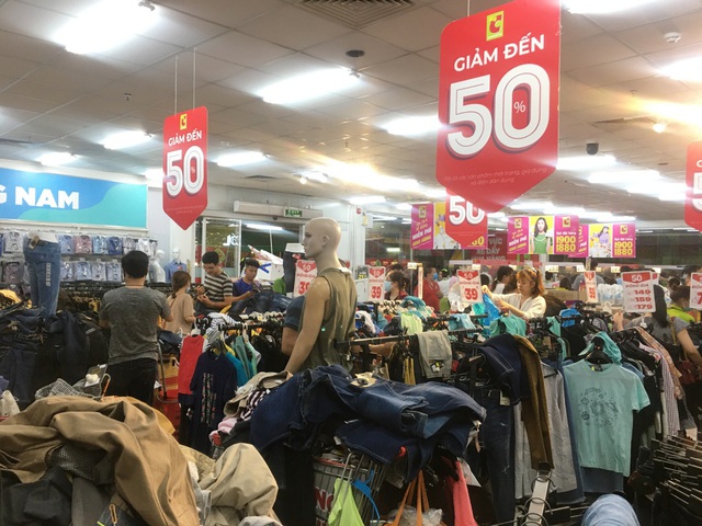 Người dân “săn” quần áo siêu rẻ tại BigC Miền Đông trước ngày đóng cửa - 2