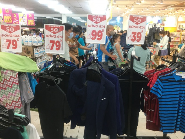 Người dân “săn” quần áo siêu rẻ tại BigC Miền Đông trước ngày đóng cửa - 3