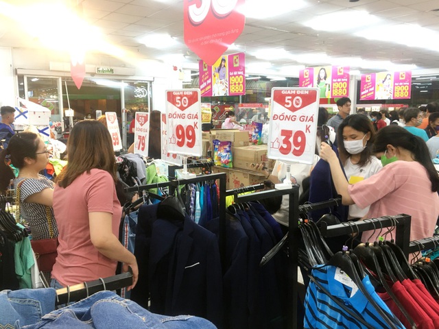 Người dân “săn” quần áo siêu rẻ tại BigC Miền Đông trước ngày đóng cửa - 4