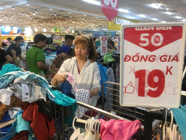 Người dân “săn” quần áo siêu rẻ tại BigC Miền Đông trước ngày đóng cửa - 5