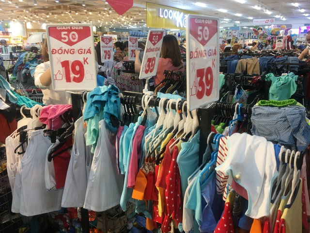 Người dân “săn” quần áo siêu rẻ tại BigC Miền Đông trước ngày đóng cửa - 6
