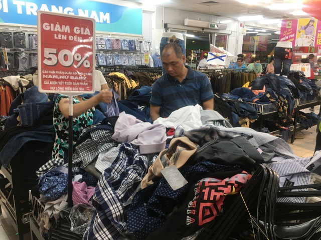 Người dân “săn” quần áo siêu rẻ tại BigC Miền Đông trước ngày đóng cửa - 7