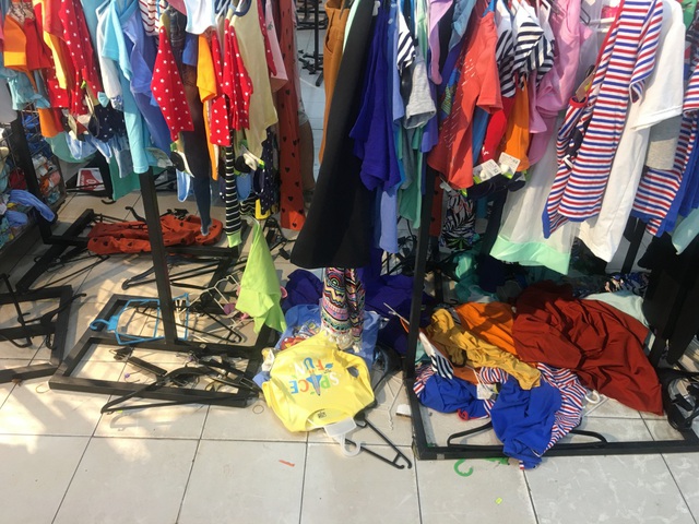Người dân “săn” quần áo siêu rẻ tại BigC Miền Đông trước ngày đóng cửa - 9