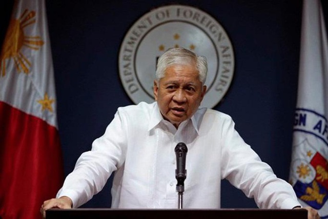 Cựu Ngoại trưởng Philippines kêu gọi tịch thu tài sản của Trung Quốc - 1
