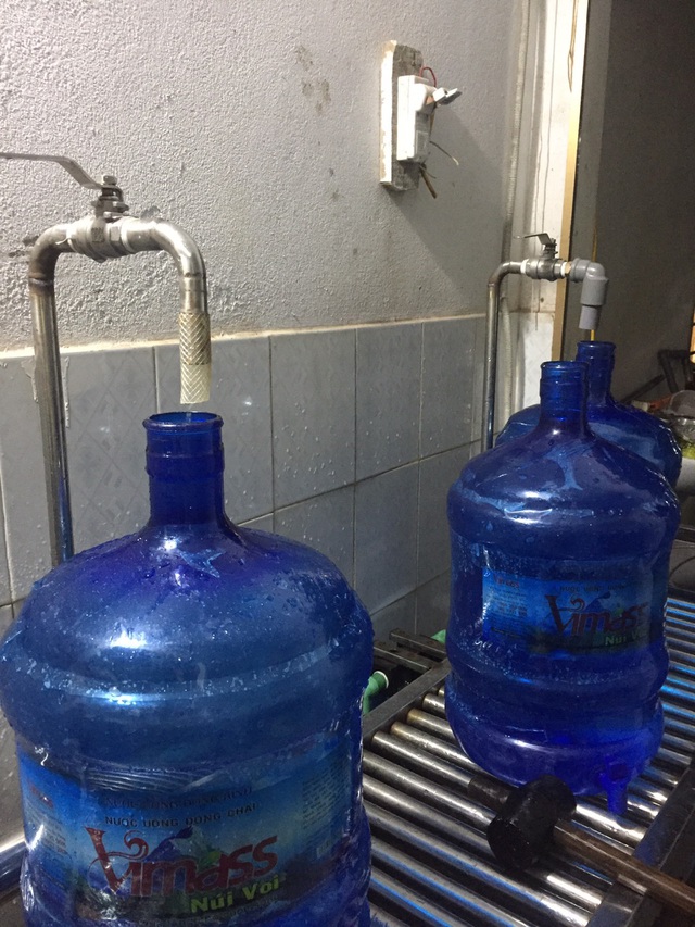 Cận cảnh quy trình hô biến nước mương thải thành nước uống đóng bình - 2