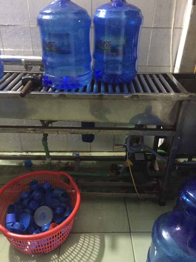 Cận cảnh quy trình hô biến nước mương thải thành nước uống đóng bình - 4