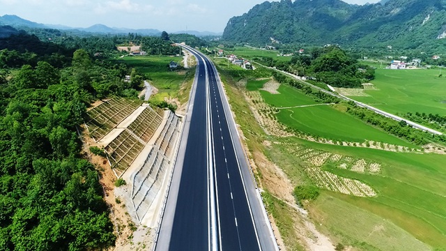 Một tỉnh Trung Quốc có 2.000km cao tốc, Việt Nam 35 năm làm được 400 cây - 1