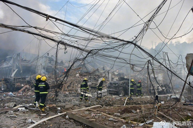 Trung Quốc: Ô tô bắn tung lên trời vì vụ nổ xe bồn làm 14 người chết - 1