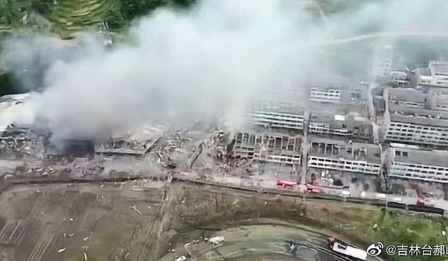 Trung Quốc: Ô tô bắn tung lên trời vì vụ nổ xe bồn làm 14 người chết - 2