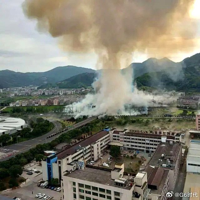 Trung Quốc: Ô tô bắn tung lên trời vì vụ nổ xe bồn làm 14 người chết - 3