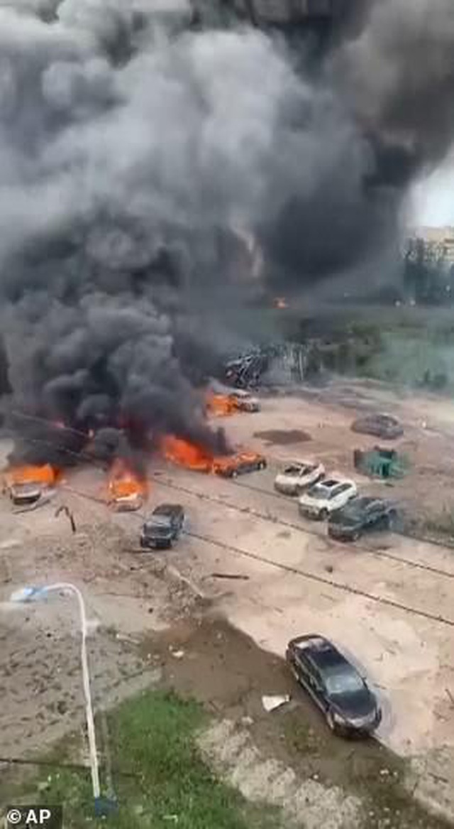 Trung Quốc: Ô tô bắn tung lên trời vì vụ nổ xe bồn làm 14 người chết - 4