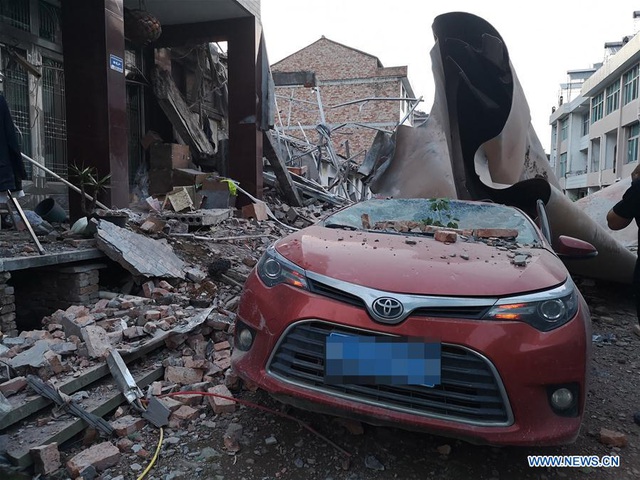 Trung Quốc: Ô tô bắn tung lên trời vì vụ nổ xe bồn làm 14 người chết - 5