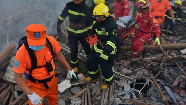 Trung Quốc: Ô tô bắn tung lên trời vì vụ nổ xe bồn làm 14 người chết - 6