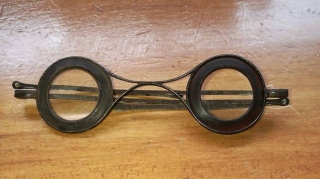Cặp kính nhặt ở bãi rác được bán đấu giá 185 triệu đồng - 1