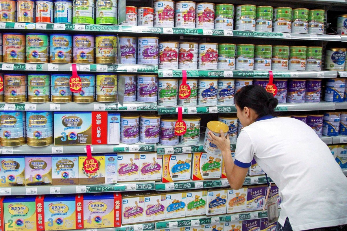 Dân Trung Quốc đổ xô đi mua sữa bột ngoại với “niềm tin” ngăn được Covid-19