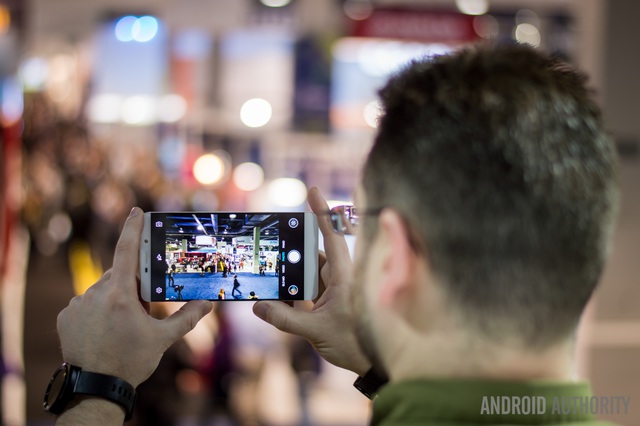 Olympus rút khỏi thị trường máy ảnh do ảnh hưởng từ smartphone - 1