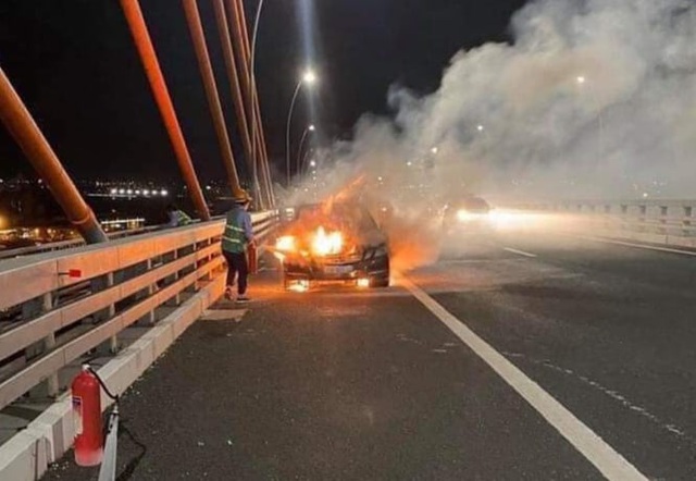 Xe Mercedes cháy trơ khung trên cầu Bạch Đằng - 1