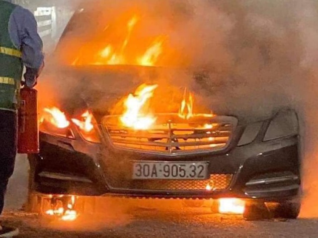 Xe Mercedes cháy trơ khung trên cầu Bạch Đằng - 2