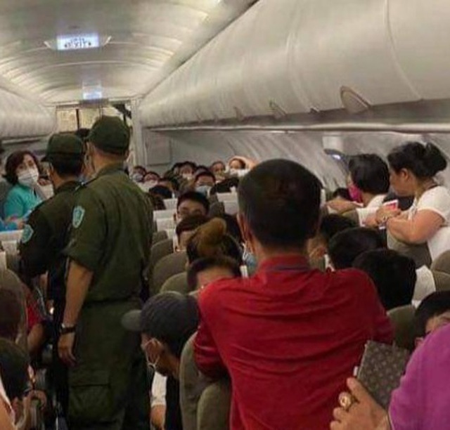 Cấm bay 1 năm khách nam “cổ vũ” người chửi bới, đe dọa tiếp viên hàng không - 1