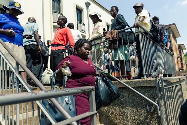 Nhân dân đói khổ, chính phủ Zimbabwe vẫn chi hàng triệu USD tậu xe sang - 2