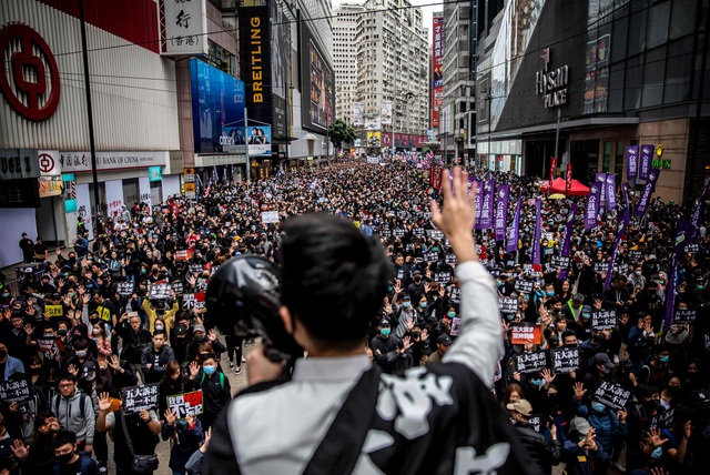 Hàng loạt công ty Mỹ tính rút khỏi Hong Kong do luật an ninh mới - 1